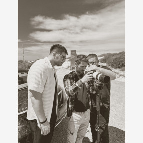 Backstage του videoclip των “Droulias Brothers" για την μοναδική επανεκτέλεση του εμβληματικού τραγουδιού  “Ριάλια” !