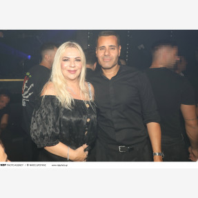Τίποτα τυχαίο για την εκρηκτική Ιουλία Καλλιμάνη, που γιόρτασε τα 3 χρόνια sold out εμφανίσεων στο “στέκι” της, το “Tokyo Theater Athens”!