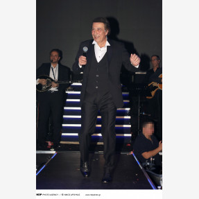 “Καταιγίδα”…. λουλουδιών στο “Lido Stage” στην καρδιά της Αθήνας, όπου ο Αντύπας υποδέχεται με την πιο διαχρονική “Καλησπέρα” του ελληνικού πενταγράμμου πλήθος κόσμου!