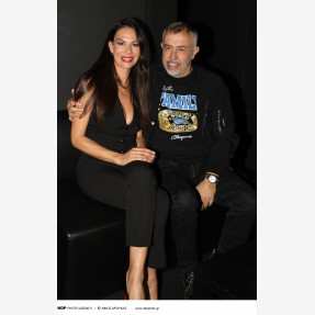 “Καταιγίδα”…. λουλουδιών στο “Lido Stage” στην καρδιά της Αθήνας, όπου ο Αντύπας υποδέχεται με την πιο διαχρονική “Καλησπέρα” του ελληνικού πενταγράμμου πλήθος κόσμου!