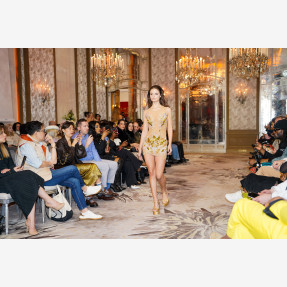 Εντυπωσιακό Fashion Show της Irene Angelopoulos, στα πλαίσια του Paris Fashion Week στο “Plaza Athénée”, με την υποστήριξη του νερού “AVATON”, πηγή ζωής από το Άγιο Όρος!