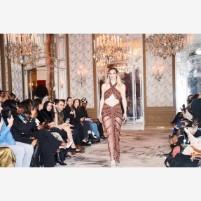 Εντυπωσιακό Fashion Show της Irene Angelopoulos, στα πλαίσια του Paris Fashion Week στο “Plaza Athénée”, με την υποστήριξη του νερού “AVATON”, πηγή ζωής από το Άγιο Όρος!