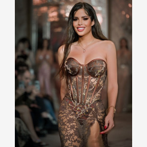 Εντυπωσιακό Fashion Show της Irene Angelopoulos, στα πλαίσια του Paris Fashion Week στο “Plaza Athénée”, με την υποστήριξη του νερού “AVATON”, πηγή ζωής από το Άγιο Όρος!