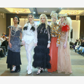 ΕΠΕΤΕΙΑΚΗ ΔΙΑΚΡΙΣΗ ΓΙΑ ΤΗΝ ΔΙΕΘΝΟΥΣ ΦΗΜΗΣ HAIR & ΜΑΚΕ UP ARTIST ΙΩΑΝΝΑ ΤΖΑΝΗ, ΠΟΥ ΒΡΑΒΕΥΤΗΚΕ ΓΙΑ ΤΗΝ ΠΡΟΣΦΟΡΑ ΤΗΣ ΣΤΟ 26ο ΒΑΛΚΑΝΙΚΟ ΦΕΣΤΙΒΑΛ ΚΟΜΜΩΤΙΚΗΣ