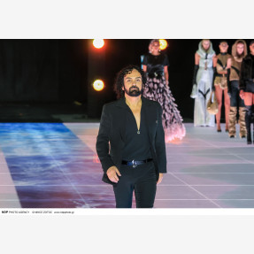 Ένα Glass Floor γηπέδου μετατράπηκε για πρώτη φορά σε Catwalk!  Μία πασαρέλα διεθνών προδιαγραφών στην Ελλάδα