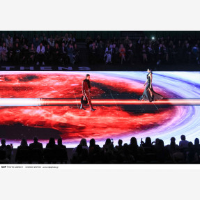 Ένα Glass Floor γηπέδου μετατράπηκε για πρώτη φορά σε Catwalk!  Μία πασαρέλα διεθνών προδιαγραφών στην Ελλάδα