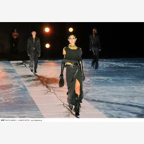 Ένα Glass Floor γηπέδου μετατράπηκε για πρώτη φορά σε Catwalk!  Μία πασαρέλα διεθνών προδιαγραφών στην Ελλάδα