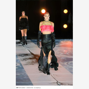 Ένα Glass Floor γηπέδου μετατράπηκε για πρώτη φορά σε Catwalk!  Μία πασαρέλα διεθνών προδιαγραφών στην Ελλάδα