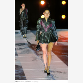 Ένα Glass Floor γηπέδου μετατράπηκε για πρώτη φορά σε Catwalk!  Μία πασαρέλα διεθνών προδιαγραφών στην Ελλάδα