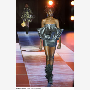Ένα Glass Floor γηπέδου μετατράπηκε για πρώτη φορά σε Catwalk!  Μία πασαρέλα διεθνών προδιαγραφών στην Ελλάδα