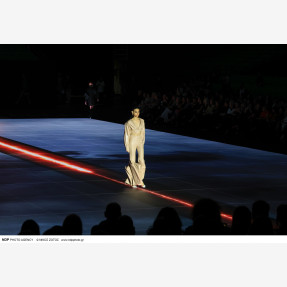 Ένα Glass Floor γηπέδου μετατράπηκε για πρώτη φορά σε Catwalk!  Μία πασαρέλα διεθνών προδιαγραφών στην Ελλάδα
