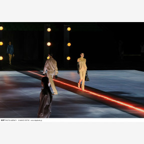 Ένα Glass Floor γηπέδου μετατράπηκε για πρώτη φορά σε Catwalk!  Μία πασαρέλα διεθνών προδιαγραφών στην Ελλάδα