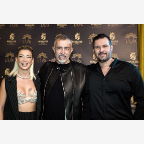 “Σάββατο Βράδυ” μας τραγουδάει ο Γιώργος Κακοσαίος, στο απόλυτο place-to-be της Αθηναϊκής νύχτας “Lux Stage Athens”, υποδέχοντας λαμπερές παρουσίες!