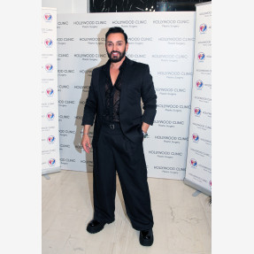 Charity Xmas Event του κορυφαίου ομίλου ομορφιάς “Hollywood Clinic”, στηρίζοντας το σωματείο “Δεν Υπάρχουν Άνθρωποι με Ειδικές Ανάγκες - Μόνο Άνθρωποι (ΔΥΑΜΕΑ)”, που πραγματοποιήθηκε στη Θεσσαλονίκη!